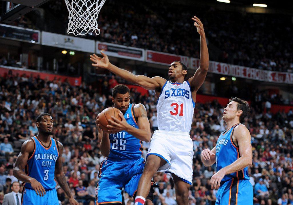 Thabo Sefolosha (25) et le Thunder ont affronté Philadelphie à Manchester en match de préparation. [Peter Powell]