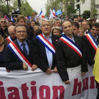 Le président de l'UMP, Jean-François Coppé (deuxième depuis la droite), manifestait ce dimanche 26 mai à Paris. [Remy de la Mauviniere]