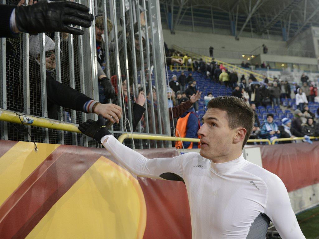 Basel's Fabian Schaer thanks the fans after the UEFA Europa League round of 32 second leg soccer match between Ukraine's FC Dnipro Dnipropetrovsk and Switzerland's FC Basel at the Dnipro Arena in Dnipropetrovsk, Ukraine, on Thursday, February 21, 2013. (KEYSTONE/Georgios Kefalas) [Georgios Kefalas]