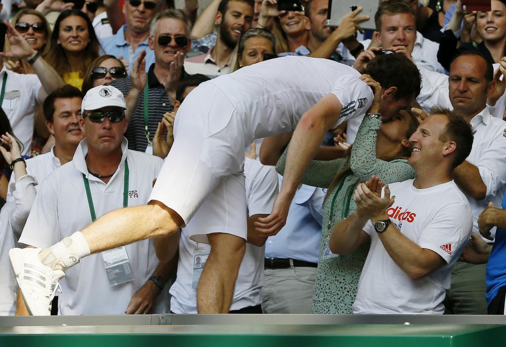 Murray n'a pas manqué d'aller embrasser sa compagne Kim Sears dans les tribunes après sa victoire. [KEYSTONE - Kirsty Wigglesworth]