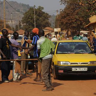 Des "patriotes" bloquent une route pour empêcher les rebelles d'entrer dans Bangui. [Sia Kambou]