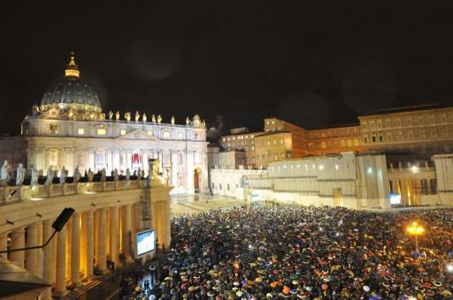 Une immense clameur a résonné sur la place Saint-Pierre à la vue de la fumée blanche. [AFP - TIZIANA FABI]