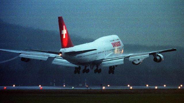 Un Boeing 747 se pose le 10 janvier 2000 à Zurich. Il s'agit du dernier atterrissage de ce modèle (747-357) exploité depuis 1983. Il pouvait transporter 375 passagers sur un rayon de 11'170 km. [KEYSTONE - Christoph Ruckstuhl]
