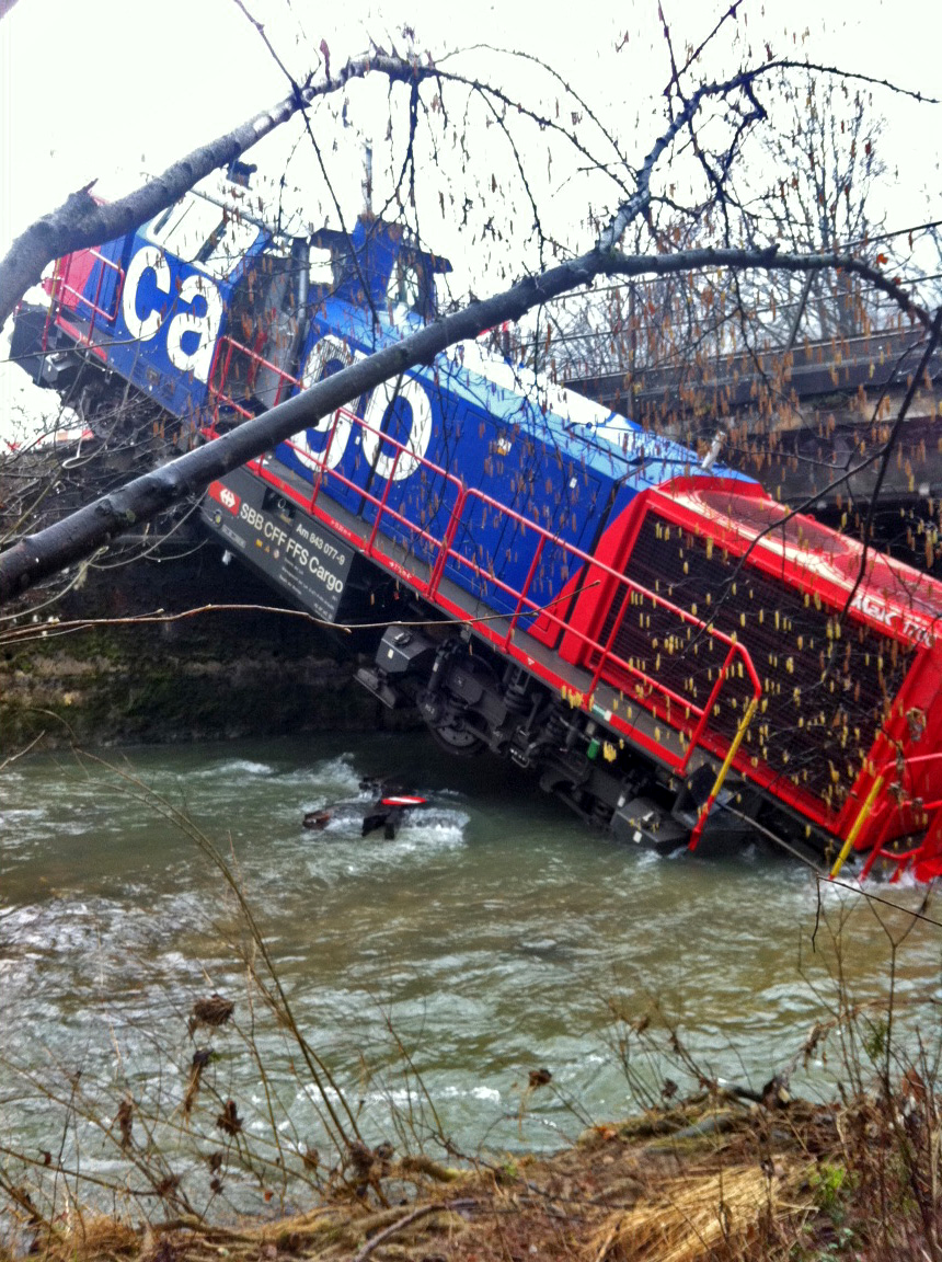 La locomotive a basculé dans la Venoge. [Patricia Messeiller]