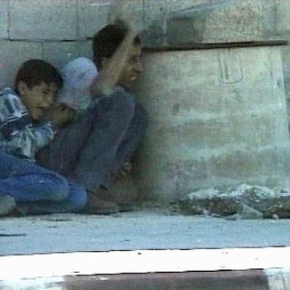 Jamal Al-Dura avec son fils Mohammed, filmés par France 2 en septembre 2000. [France 2/AP/Keystone]