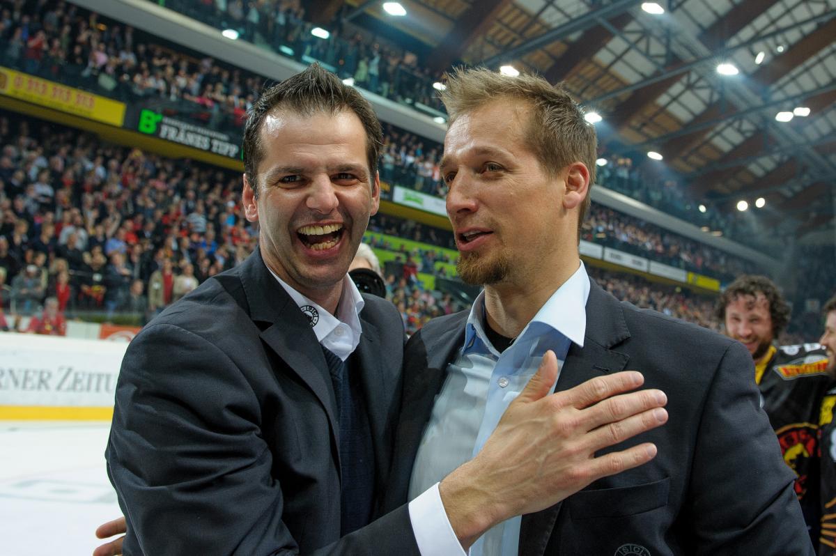 L'entraîneur bernois Antti Törmänen (à droite) peut enfin esquisser un sourire. [EQ Images - Daniel Christen]