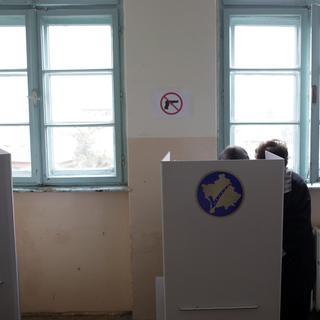 Dimanche 3 novembre: électeurs kosovars dans un local de Mitrovica le jour des municipales. [AP/Darko Vojinovic]