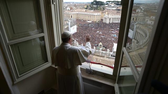 Le pape François a demandé à quelque 150'000 fidèles pour son premier Angélus de prier pour lui, après s'être livré à un bain de foule aussi chaleureux qu'inusité au Vatican.