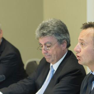 Johann Schneider-Amman, Patrick Aebischer et Ernesto Bertarelli, côte-à-côte à Berne, ce 22.05.2013. [Peter Schneider]