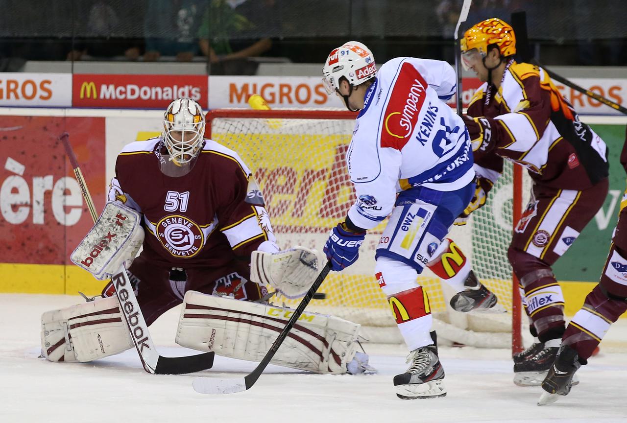 Tobias Stephan encaisse le premier but sur un tir de Bergeron. [Pascal Muller]