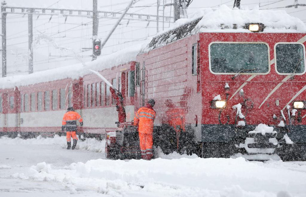 Le trafic ferroviaire au aussi été perturbé, comme ici à Disentis (GR). [KEYSTONE - Arno Balzarini]