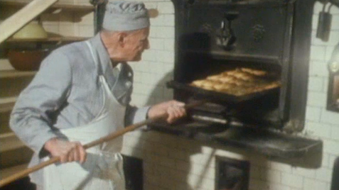 Une fournée du boulanger Michel Sandoz en 1972. [RTS]