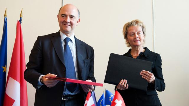 Pierre Moscovici et Eveline Widmer-Schlumpf ce jeudi 11.07.2013 à Paris. [Lionel Bonaventure]