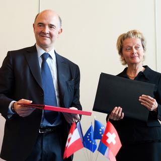 Pierre Moscovici et Eveline Widmer-Schlumpf ce jeudi 11.07.2013 à Paris. [Lionel Bonaventure]
