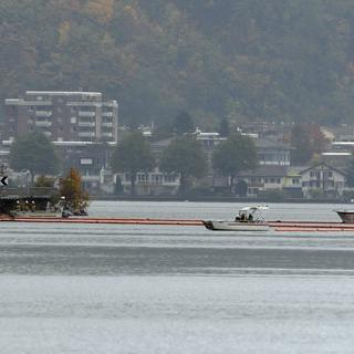 La police a placé un barrage flottant sur le lac d'Alpnach, l'un des bras du lac des Quatre-Cantons, pour retenir une éventuelle fuite d'hydrocarbure.