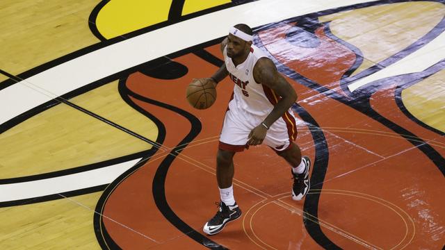 James a inscrit le 9e triple-double de sa carrière en playoff contre Indiana. [Wilfredo Lee]