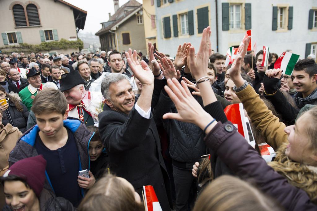 Didier Burkhalter a pris un bain de foule à Auvernier [Keystone - Jean-Christophe Bott]