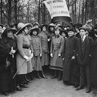 Manifestation de femmes franco-belges voulant servir comme auxiliaires dans l'armée durant la guerre de 14-18. [Branger/Roger-Viollet]