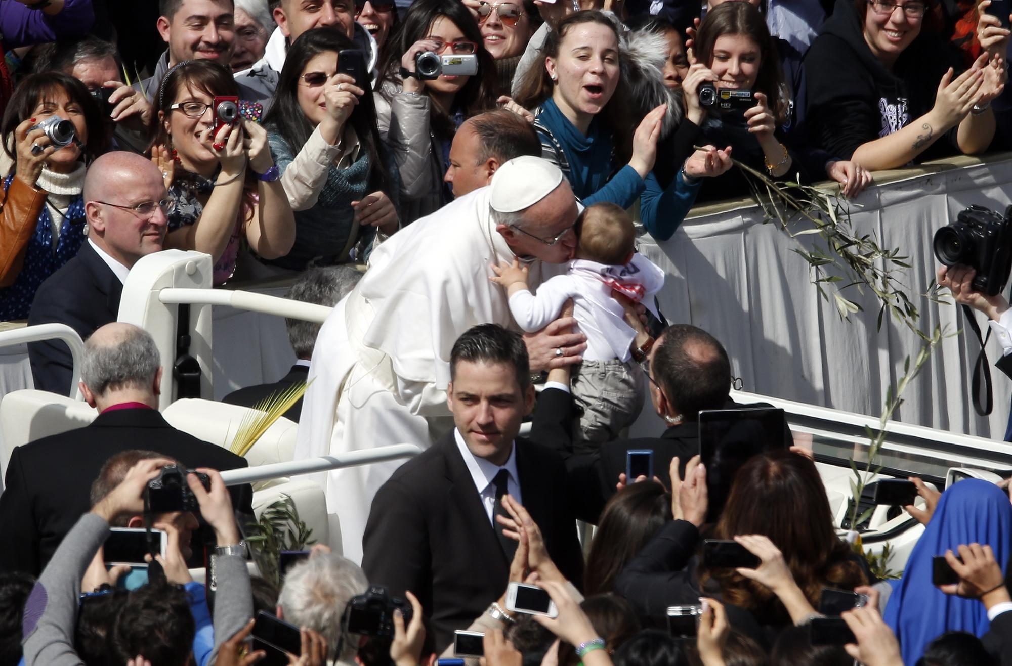 Le pape François continue à se montrer proche de ses fidèles. [Alessandro Bianchi]