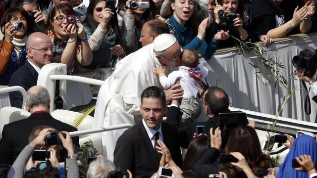 Le pape François continue à se montrer proche de ses fidèles. [Alessandro Bianchi]