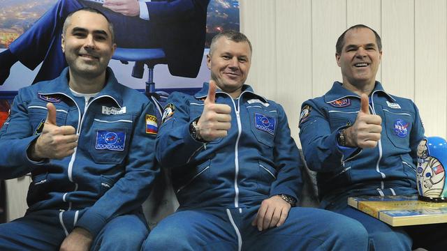 De gauche à droite: les ingénieurs russes Evguéni Tarelkine et Oleg Novitski, et l'astronaute de la NASA Kevin Ford. [Alexander Nemenov]