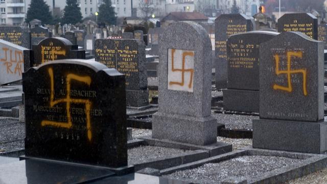 Des tombes vandalisées dans un cimetière juif à Strasbourg, en France. [Christian Lutz]