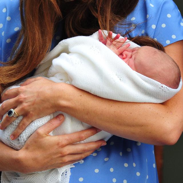 Le bébé royal dans les bras de sa mère Kate [AFP - CARL COURT]