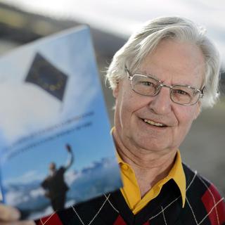 L'ancien directeur de la Chambre vaudoise d'agriculture, Jacques Janin, avec son livre "La Suisse et l'Union européenne sont faites l'une pour l'autre", le 2 janvier 2013 a Cugy. [Laurent Gillieron]