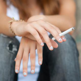 Adolescent adolescente fumée fumer cigarette clope [© prudkov]