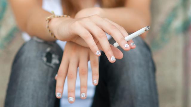 Adolescent adolescente fumée fumer cigarette clope [© prudkov]
