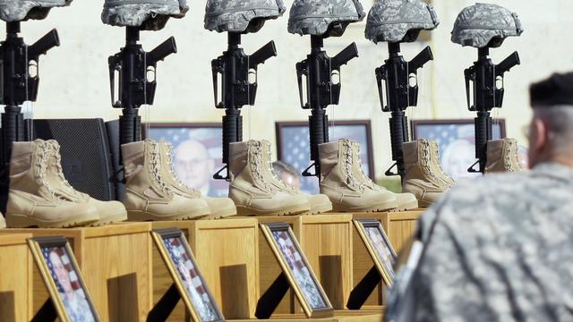 5 novembre 2009: Un psychiatre militaire d'origine palestinienne, déclenche la plus grave fusillade jamais enregistrée dans une base militaire américaine, tuant 13 personnes et en blessant 42 à Fort Hood, avant d'être blessé et maîtrisé. [Donna McWilliam]