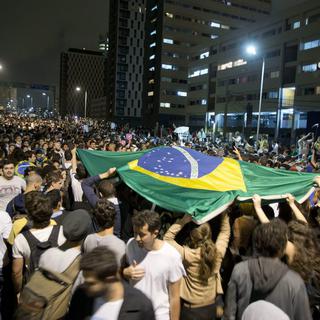 Les protestataires, une majorité de jeunes, se sont donné rendez-vous sur les réseaux sociaux. [EPA/Sebastião Moreira]