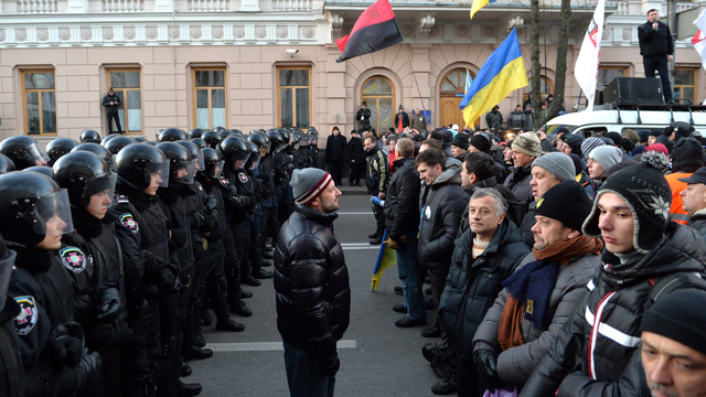 Plusieurs milliers d'Ukrainiens manifestaient encore ce mardi matin à Kiev devant le Parlement. [Sergei Supinsky]