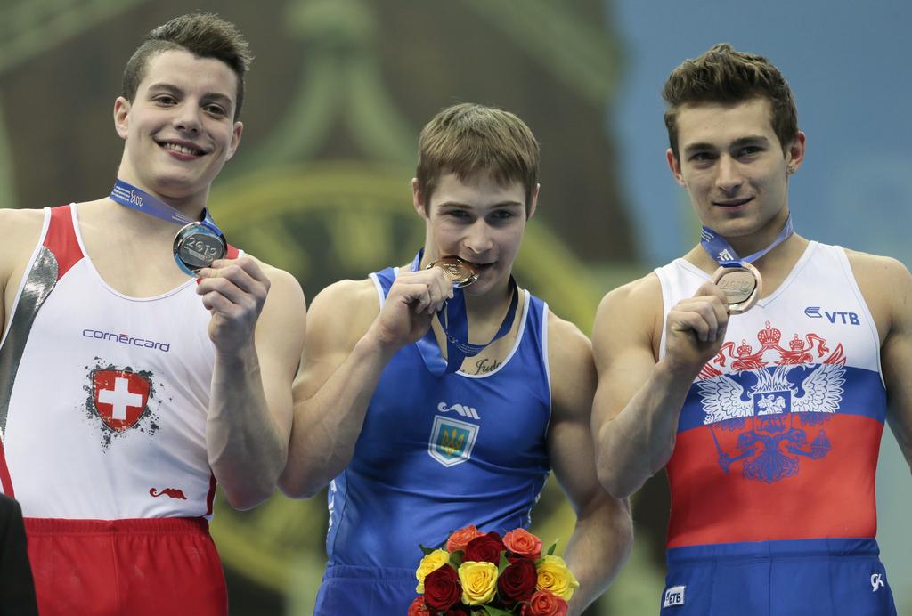 Tout heureux, Lucas Fischer (à gauche), ici en compagnie d'Oleg Stepko (en bleu) et David Belyavskiy. [Mikhail Metzel]