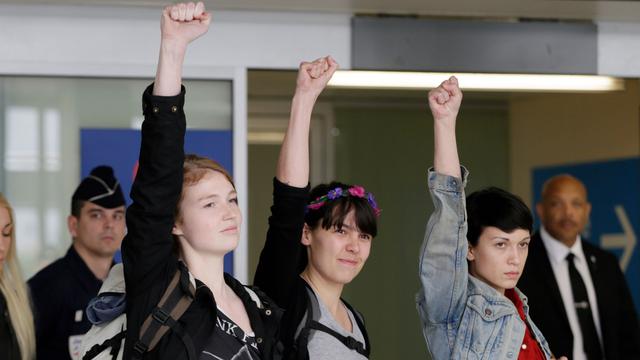Les trois "Femen" sont arrivées à Paris jeudi après-midi en provenance de Tunis. [Kenzo Tribouillard]