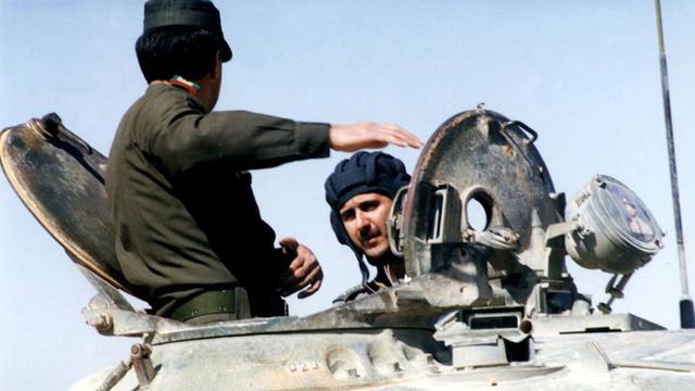 Bachar al-Assad sur un tank syrien (photo datée de 1994). [AFP/Facebook]
