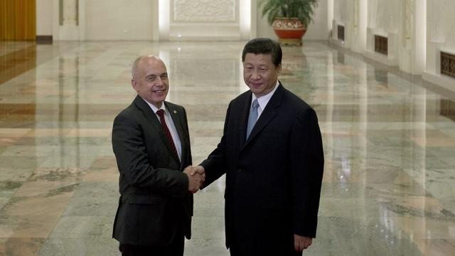 Le président de la Confédération Ueli Maurer (droite) en compagnie de son homologue chinois Xi Jinping. [AP Photo/Alexander F. Yuan]