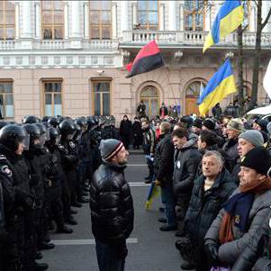 Plusieurs milliers d'Ukrainiens manifestaient encore ce mardi matin à Kiev devant le Parlement.