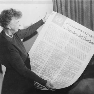 Eleanor Roosevelt et le texte espagnol de la Déclaration universelle des droits de l'homme.