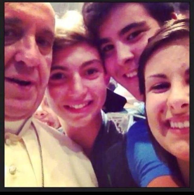 La photo de ces ados avec le pape a créé le buzz sur internet. [Facebook]