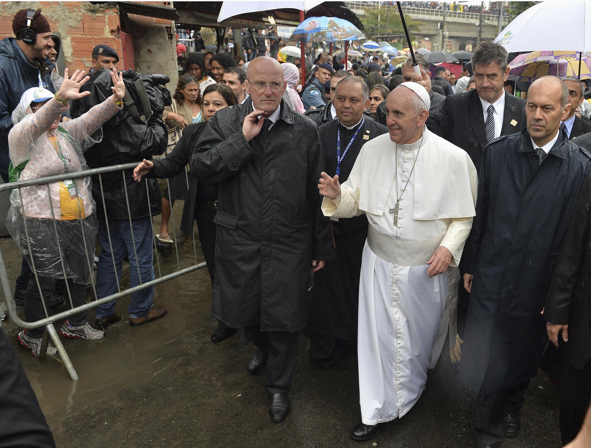 Le pape François a visité la favela de Varginha sous une pluie diluvienne. [REUTERS - Luca Zennaro]
