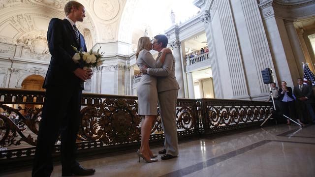 "Je vous déclare maintenant épouses pour la vie", a déclaré la ministre californienne de la justice, Kamala Harris, en mariant Kris Perry (d.) et Sandy Stier (g.) à la mairie de San Francisco. [Stephen Lam]