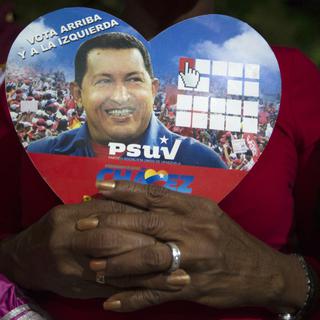 Un partisan de Hugo Chavez tenant une photo du président vénézuélien. [Carlos Garcia Rawlins]