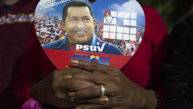 Un partisan de Hugo Chavez tenant une photo du président vénézuélien. [Carlos Garcia Rawlins]
