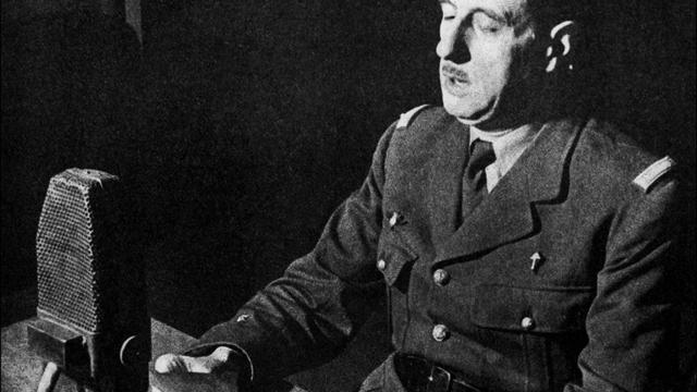 Charles de Gaulle durant son appel du 18 juin dans les studios de la BBC. [BBC]