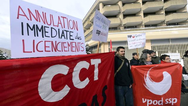 Une manifestation en faveur des grévistes de La Providence s'est déroulée vendredi 8 février devant la clinique de Genolier (VD). [Laurent Gilliéron]