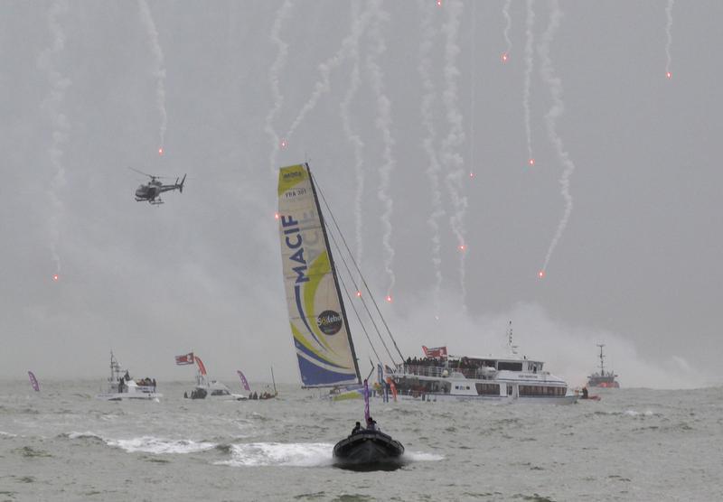 L'arrivée de Gabart aux Sables-d'Olonne. [Stephane Mahe]