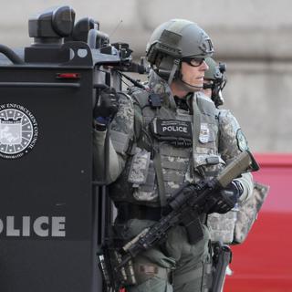 Le groupe d'élite du SWAT a été déployé dans les rues de Boston après les explosions. [Neal Hamberg]
