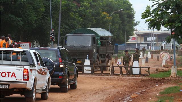 Les soldats français contrôlent ici l'accès à l'aéroport de Bangui, capitale de Centrafrique. [AP/Keystone]