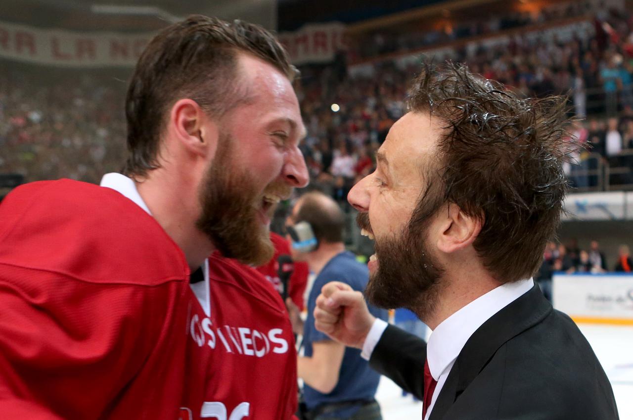 Le coach Zenhaeusern, ici avec Dostoinov, a réussi son pari. [EQ Images - Pascal Muller]